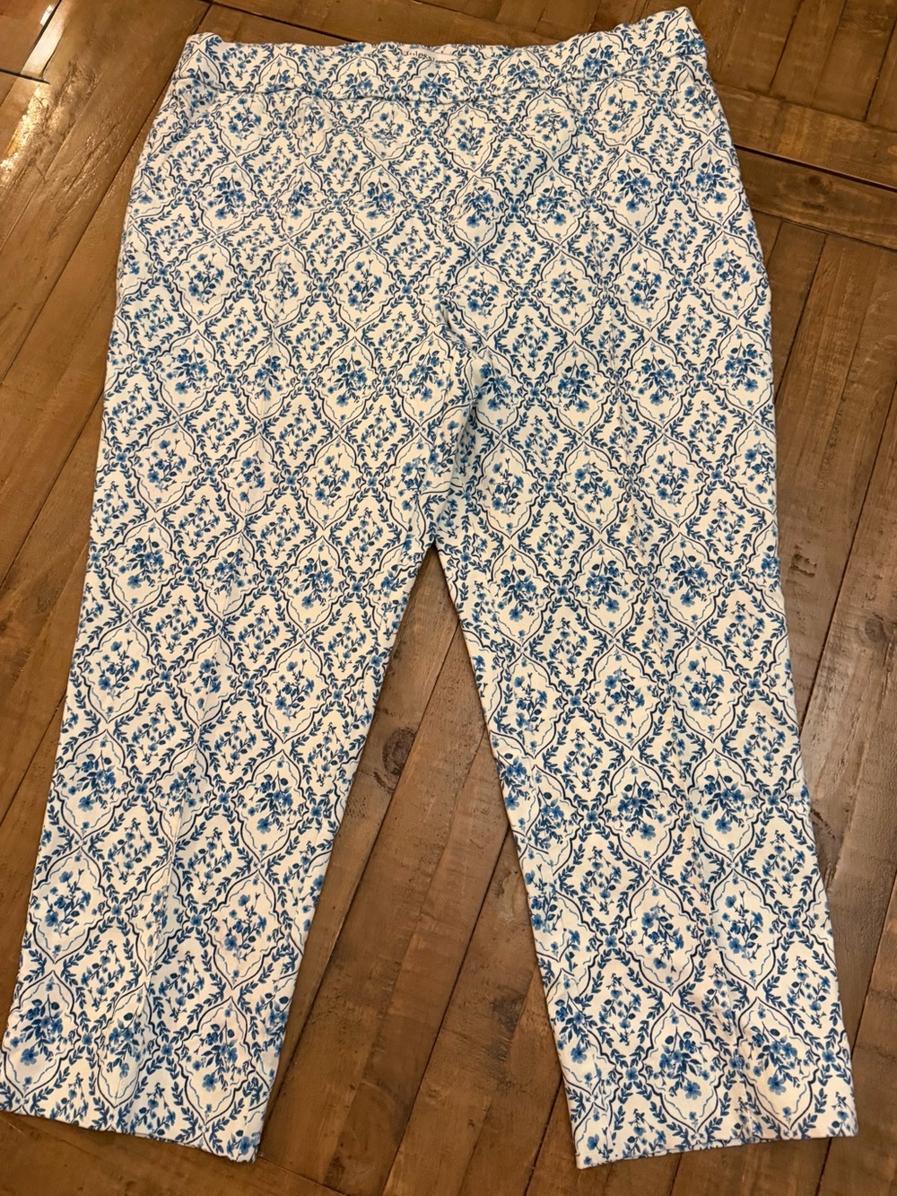 Jules & Leopold White Leggings with Blue Floral Tile Print